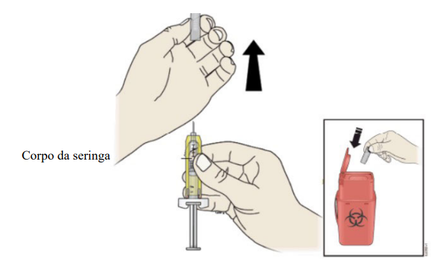 Segure a seringa preenchida pelo corpo. Retire com cuidado a tampa cinza da agulha puxando-a para cima, com a agulha afastada do seu corpo